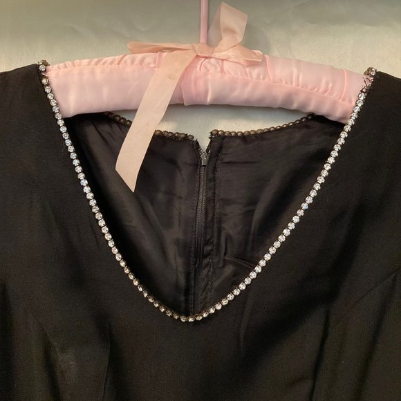 Vintage 1960s Black Sleeveless V-Neck Back Zip Crepe Dress w/ Rhinestones Size 0 - Picture 5 of 15